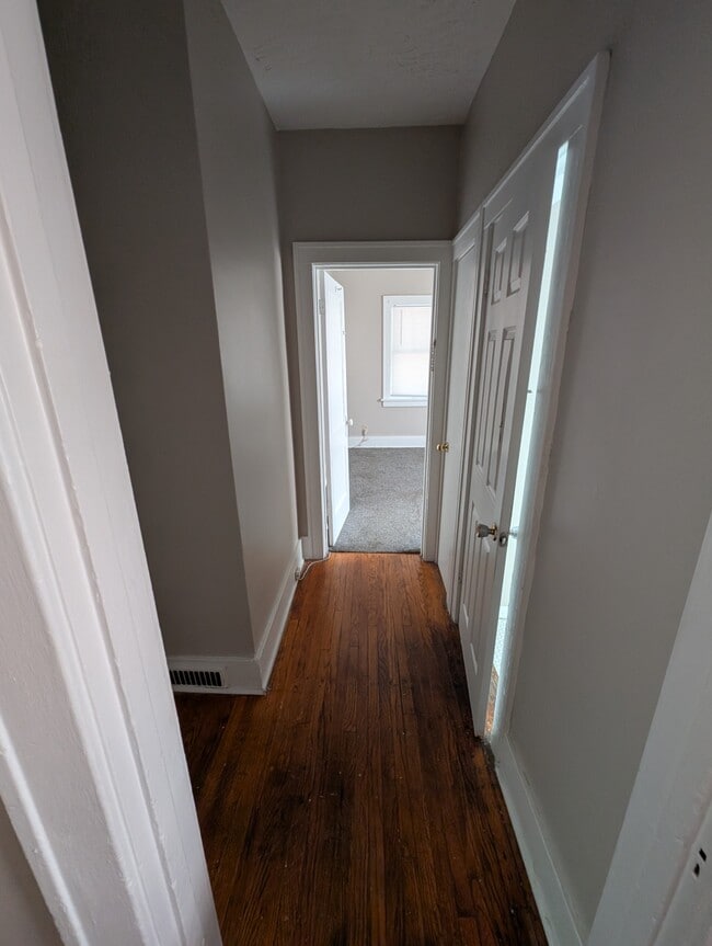 Building Photo - 2202 1 Bed 1 Bath