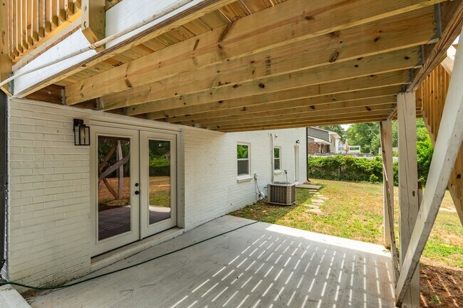 Building Photo - 6-bedroom, 4-bath home in North Raleigh