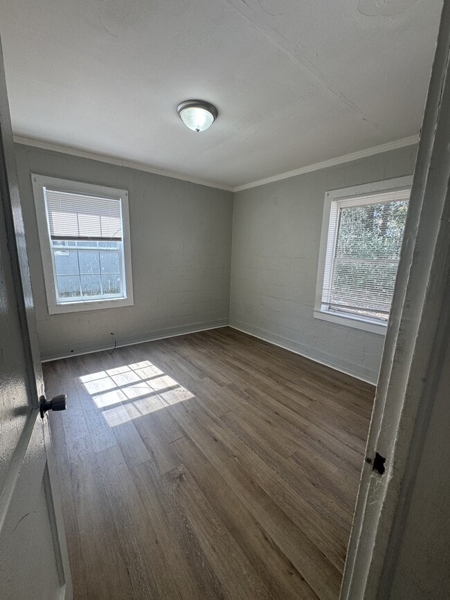 Building Photo - 1004 Duke St