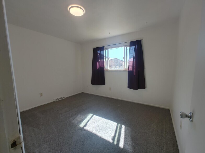 Building Photo - 8869 Circle Dr