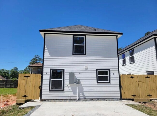 Primary Photo - 3-Bedroom Duplex with Modern Finishes & Fu...