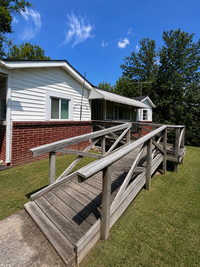Building Photo - Centrally located 3 BR 1.5 Bath