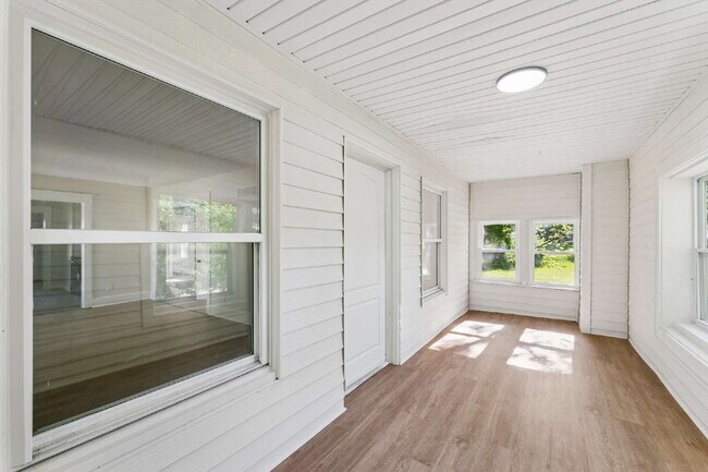 Building Photo - Charming 2-Bedroom Haven in Kansas City Northland!