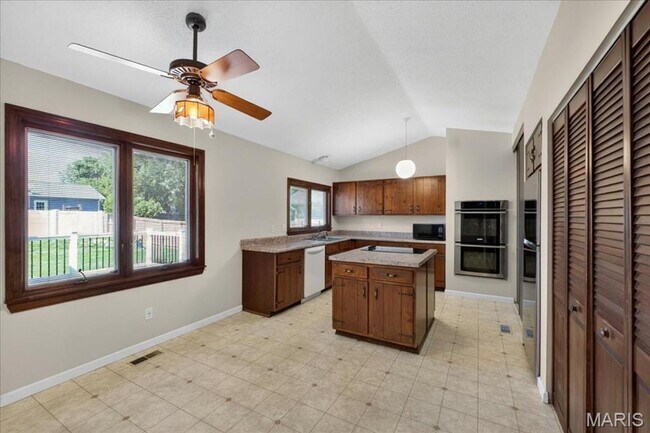 Building Photo - Welcome home to comfort and convenience in St. Peters!