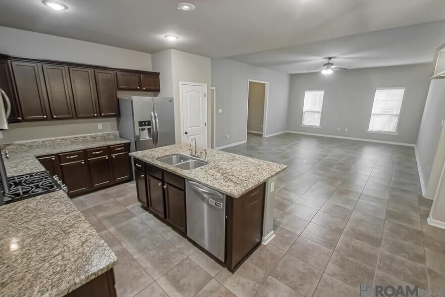 Building Photo - 641 Greenwich Dr