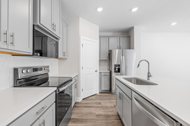 Building Photo - 3BR/2BA Townhouse Available JUNE 5!