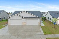 Building Photo - 5122 N Cypress St