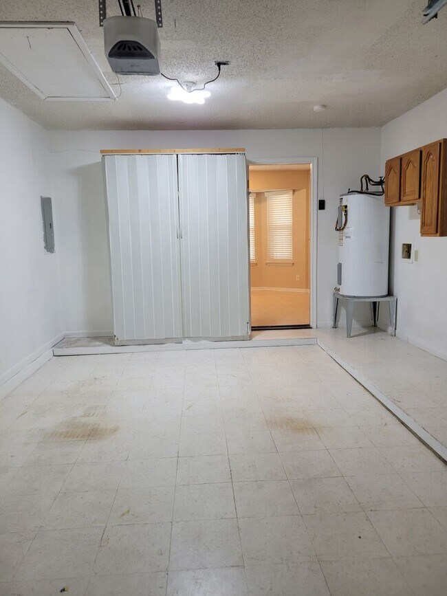 Building Photo - 3bd/2ba house close to major shopping, restaurants, and Ft. Hood!