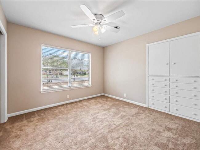 Building Photo - Charming 3-Bedroom Home with Spacious Livi...