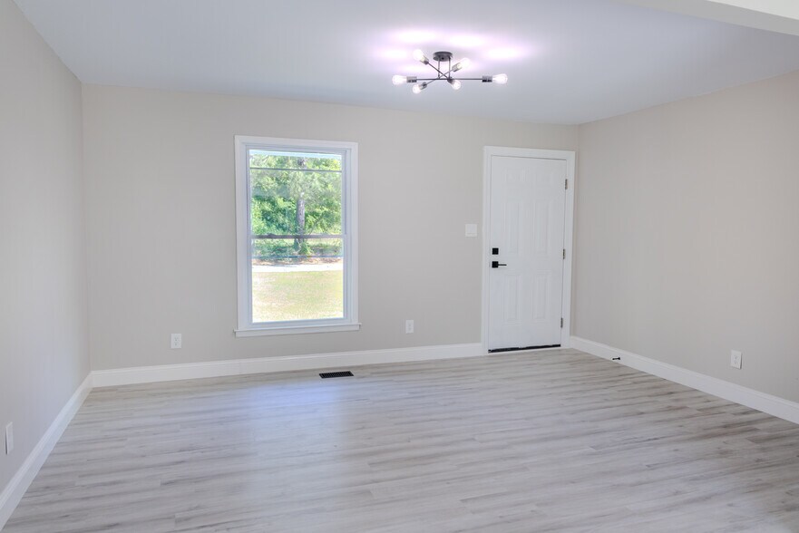 Building Photo - 1142 Riverside Cir