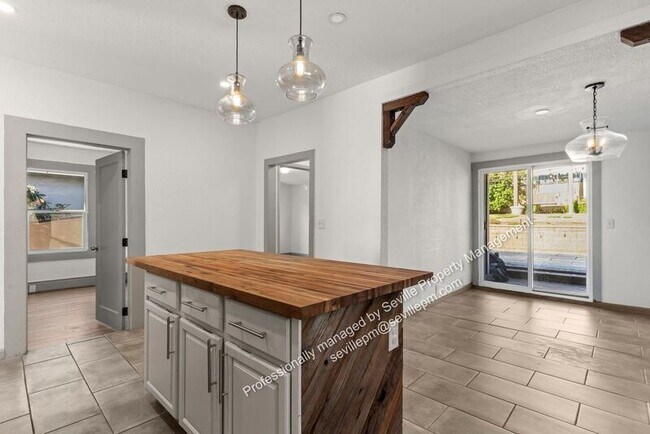 Building Photo - 2037 36th Ave