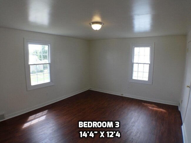 Building Photo - Three bedroom home excellent neighborhood