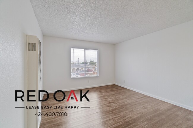 Building Photo - Lovely and Bright One Bedroom Featuring A ...