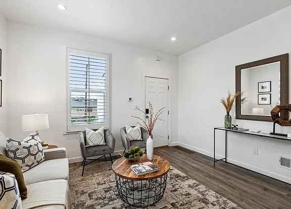 Building Photo - Renovated cottage on huge lot! This stylis...