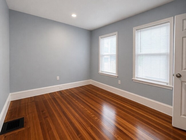 Building Photo - 9 Nightingale St