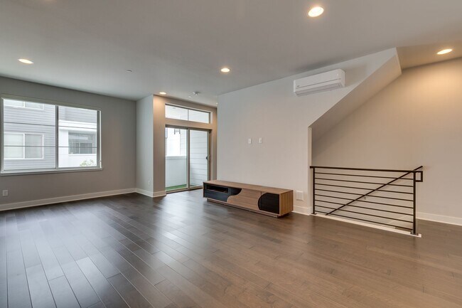 Building Photo - *Beautiful Modern 3 Bed Kirkland Townhome Available Now!*