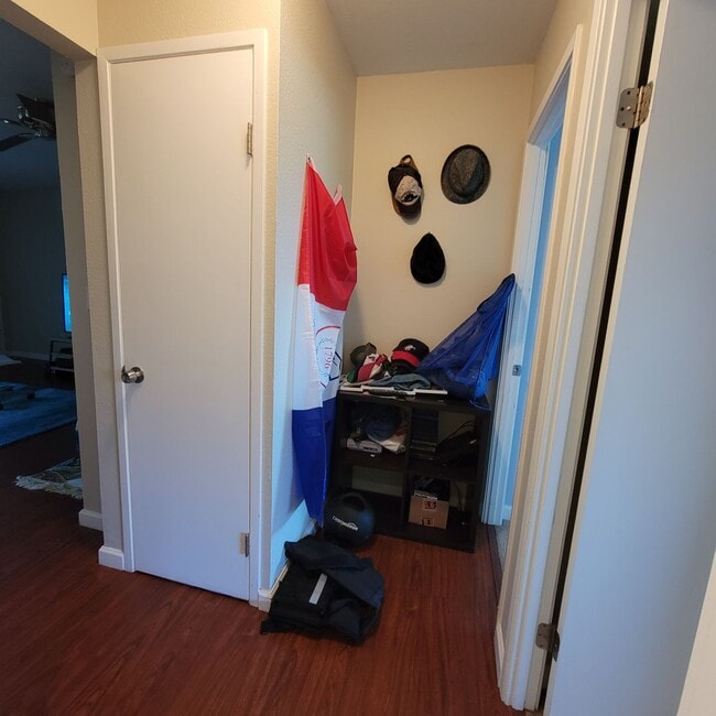 Building Photo - Spacious 2 bedroom 1 bathroom Condo with L...