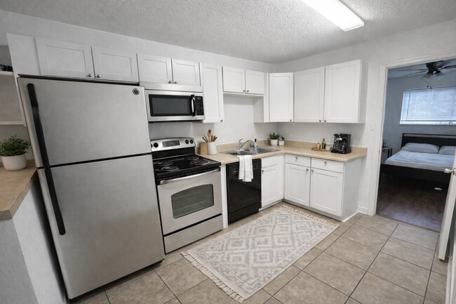 Building Photo - True 1 Bedroom Overlooking Doak Campbell