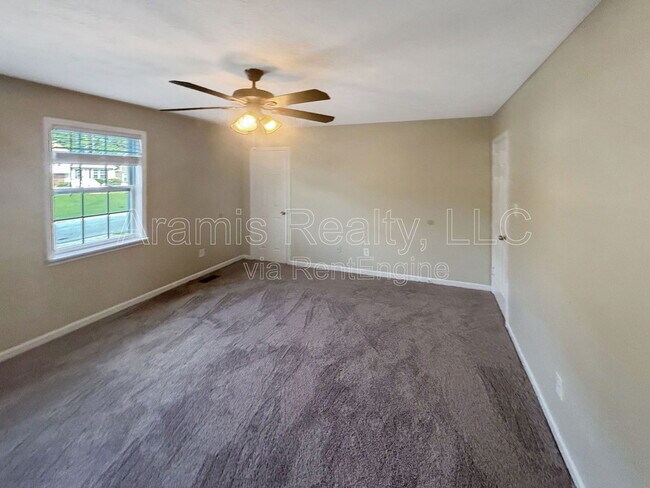 Building Photo - 5542 Pine Gate Dr