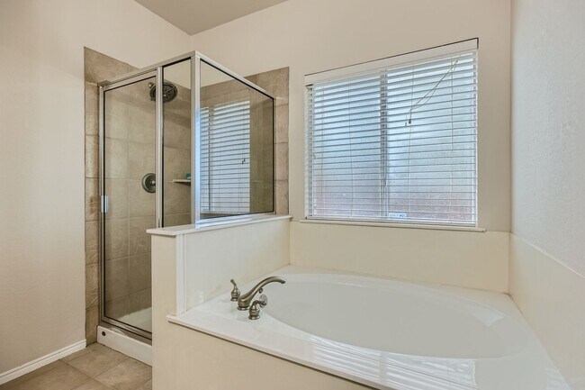 Building Photo - Large Home with Gorgeous Pool & Sunroom!!!