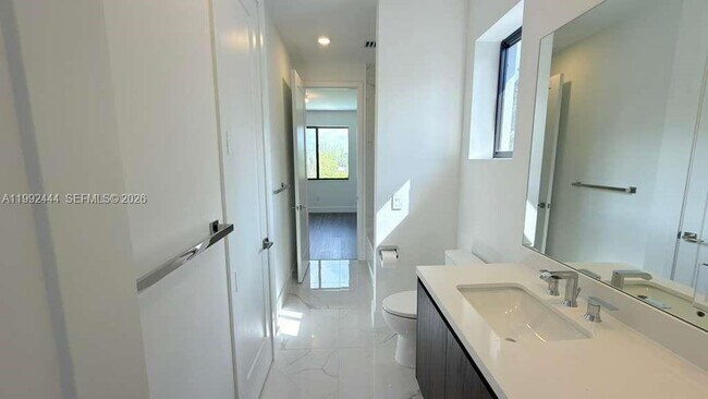 Building Photo - 19708 NE 14th Ave