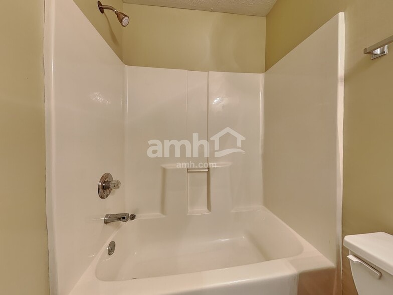 Building Photo - 3201 Creekshore Dr