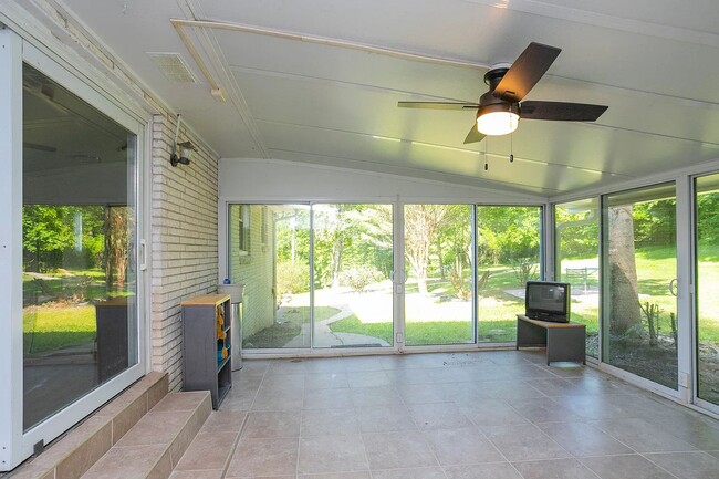 Building Photo - Brentwood Oasis: Newly Renovated 3 Bed, 2 ...
