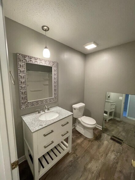 Main Bathroom - 1936 Ashmore Ave