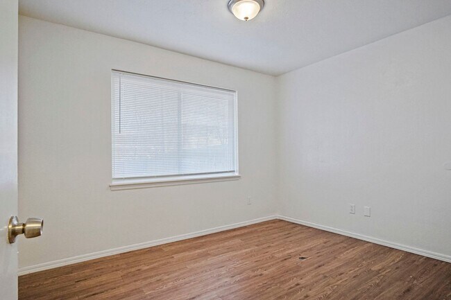 Building Photo - Beautifully Renovated 3bed/  2bath in Del city!   Bonus room in the Master bedroom!!