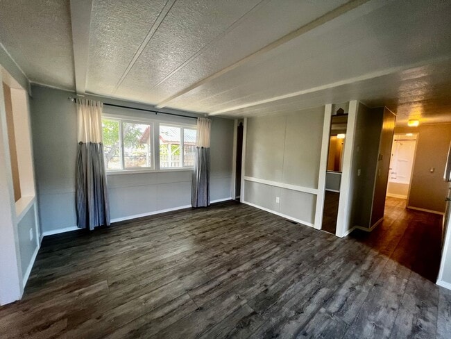 Building Photo - Newly Remodeled 3-Bedroom on Fully-Fenced Lot