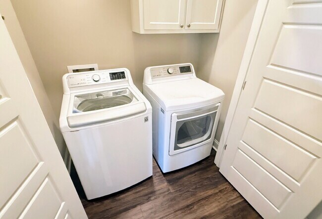 Building Photo - "Charming 3-Bed Townhouse Retreat with 2.5...