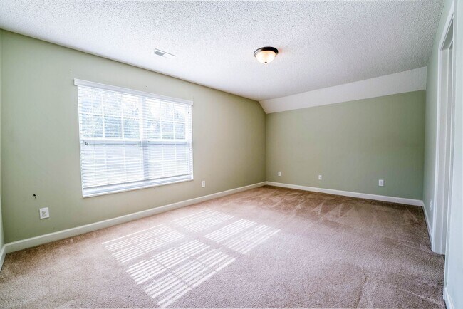 Building Photo - West Hills House 3BR/ 2.5BA, 2 Car garage, primary bedroom on main level