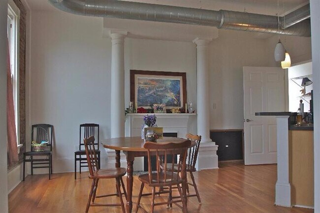 Building Photo - 275 S Limestone