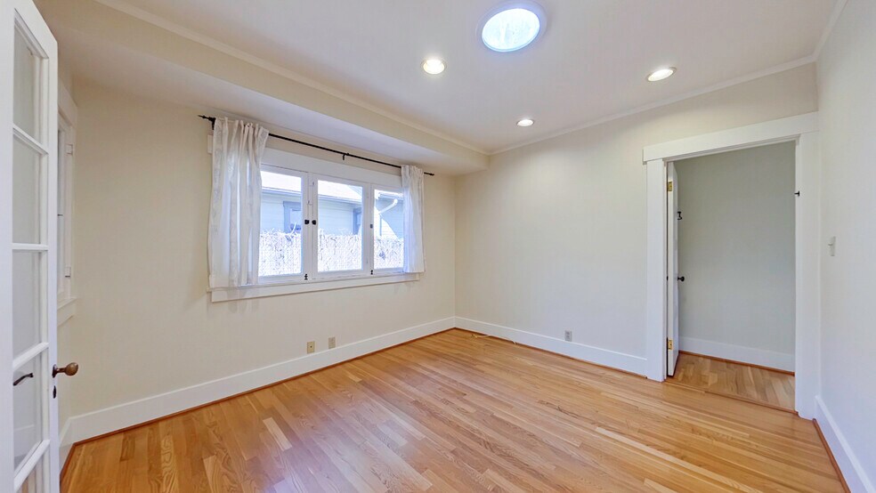 Building Photo - 1915 Las Lunas St