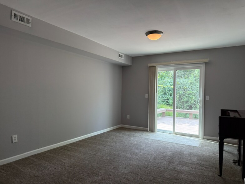 Building Photo - 11350 Meadowside Dr