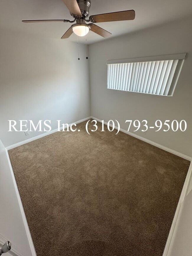 Building Photo - Remodeled Duplex Unit with Laundry Hook-Up...