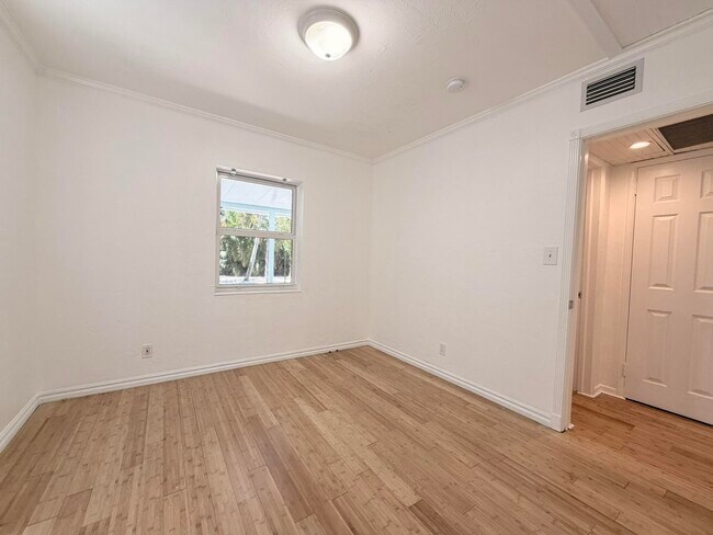 Building Photo - 1413 SW 23rd Ave