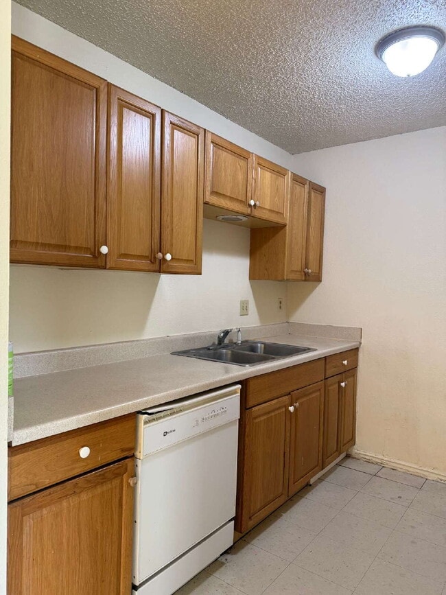 Building Photo - Affordable Three Bed/Two Bath in Leon Vall...