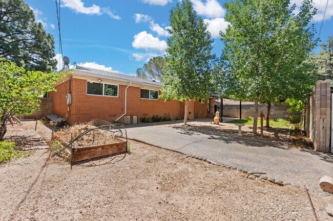 Building Photo - Large 4 Bedroom 2 Bath House