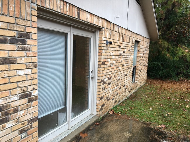 Building Photo - 3024 Courtney Ave