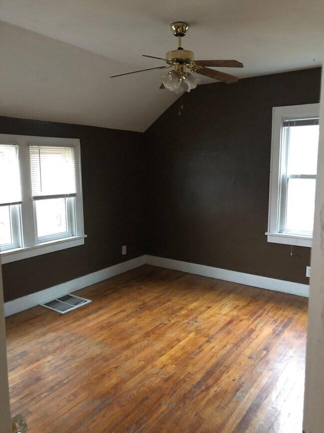 Building Photo - 2 BR/1 Bath home