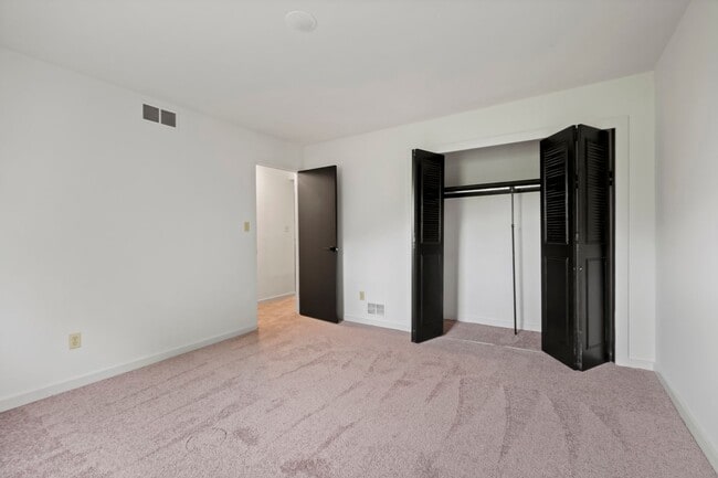 Building Photo - Ready for mid-May, don't miss this SPACIOUS 2-bedroom in the heart of Crafton!