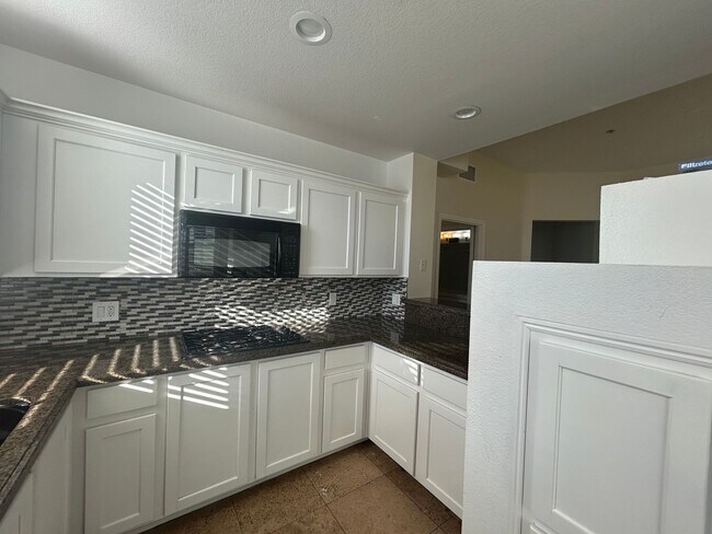 Building Photo - Guard gated Park Ave Condo