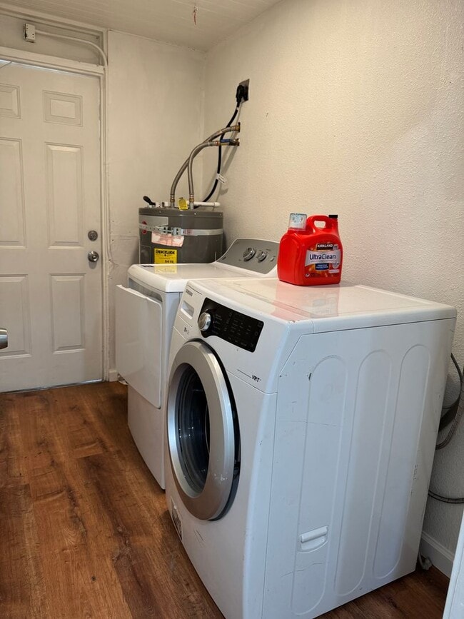 Building Photo - Downtown Sacramento 2 Bedroom, 1 Bath 850 sqft. Townhome for Lease.