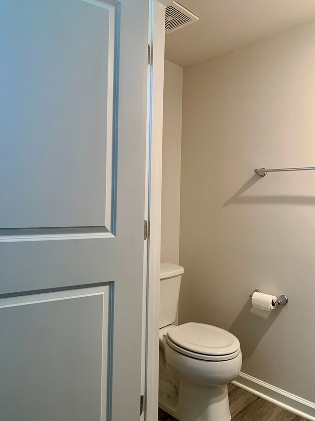 Building Photo - Amazing 3 Bedroom Townhome in North East R...