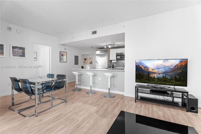 Building Photo - 1300 Brickell Bay Dr