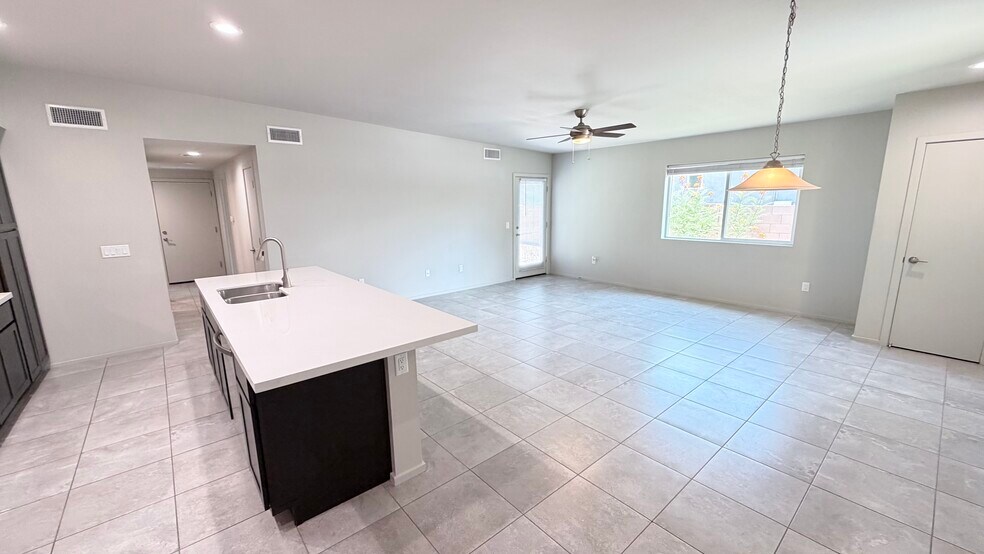 Building Photo - 3026 N Dasylirion Dr