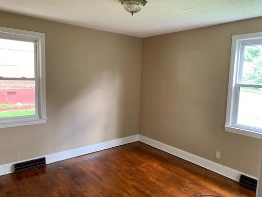 Building Photo - Beautiful 2 Bedroom 1 Bath Home