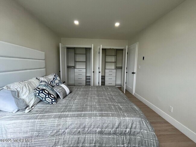 Building Photo - 1217 Ocean Ave N