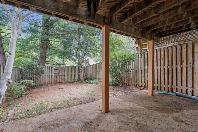 Building Photo - Great Location for schools, shopping and d...